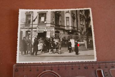 altes Foto - Gebäude Bürger-Stuben Heinrich Pokorny  - Wahllokal ?? SA Männer , Hitler Plakate